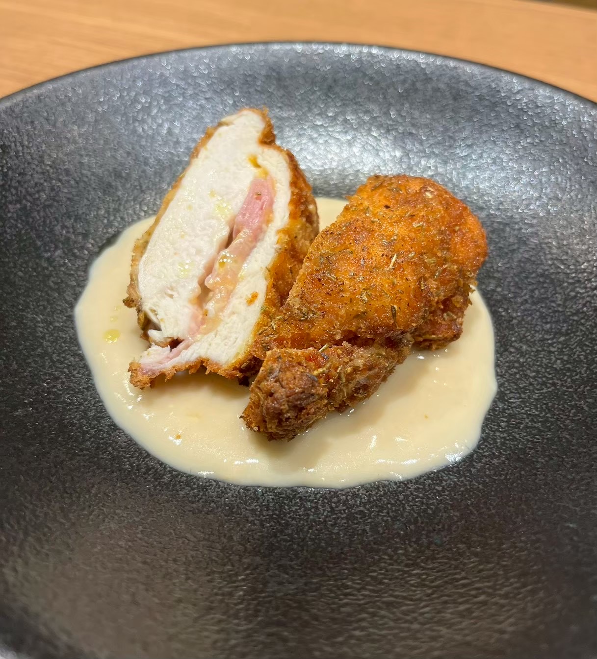 揚げ物とクリームソースの料理
